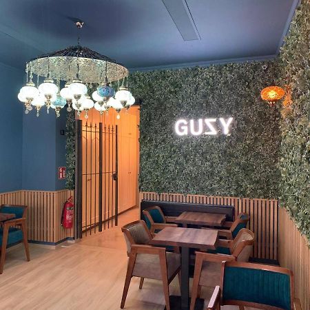 Hotel Guzy لاير المظهر الخارجي الصورة