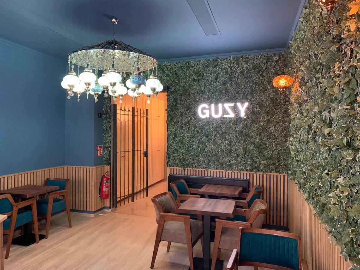 Hotel Guzy لاير المظهر الخارجي الصورة
