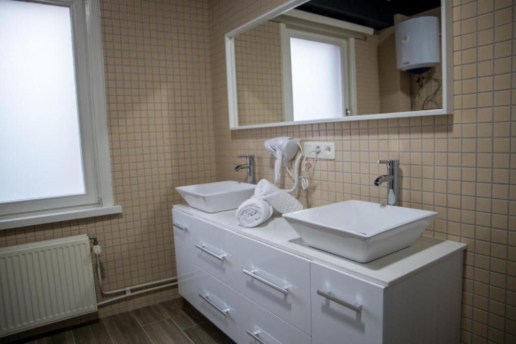 Hotel Guzy لاير المظهر الخارجي الصورة
